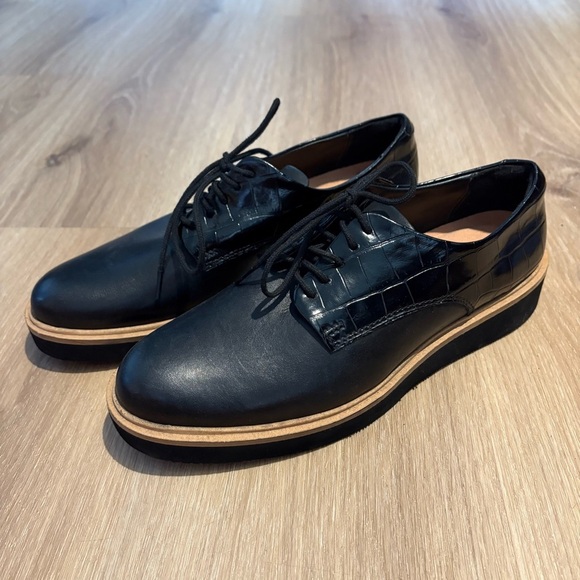 Clarks Women’s Black Leather Oxford Shoes – Size 7.5 – Croc-Embossed Detail - Picture 1 of 5